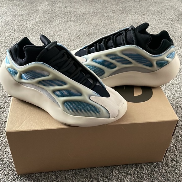 Yeezy 700 - Picture 2 of 8